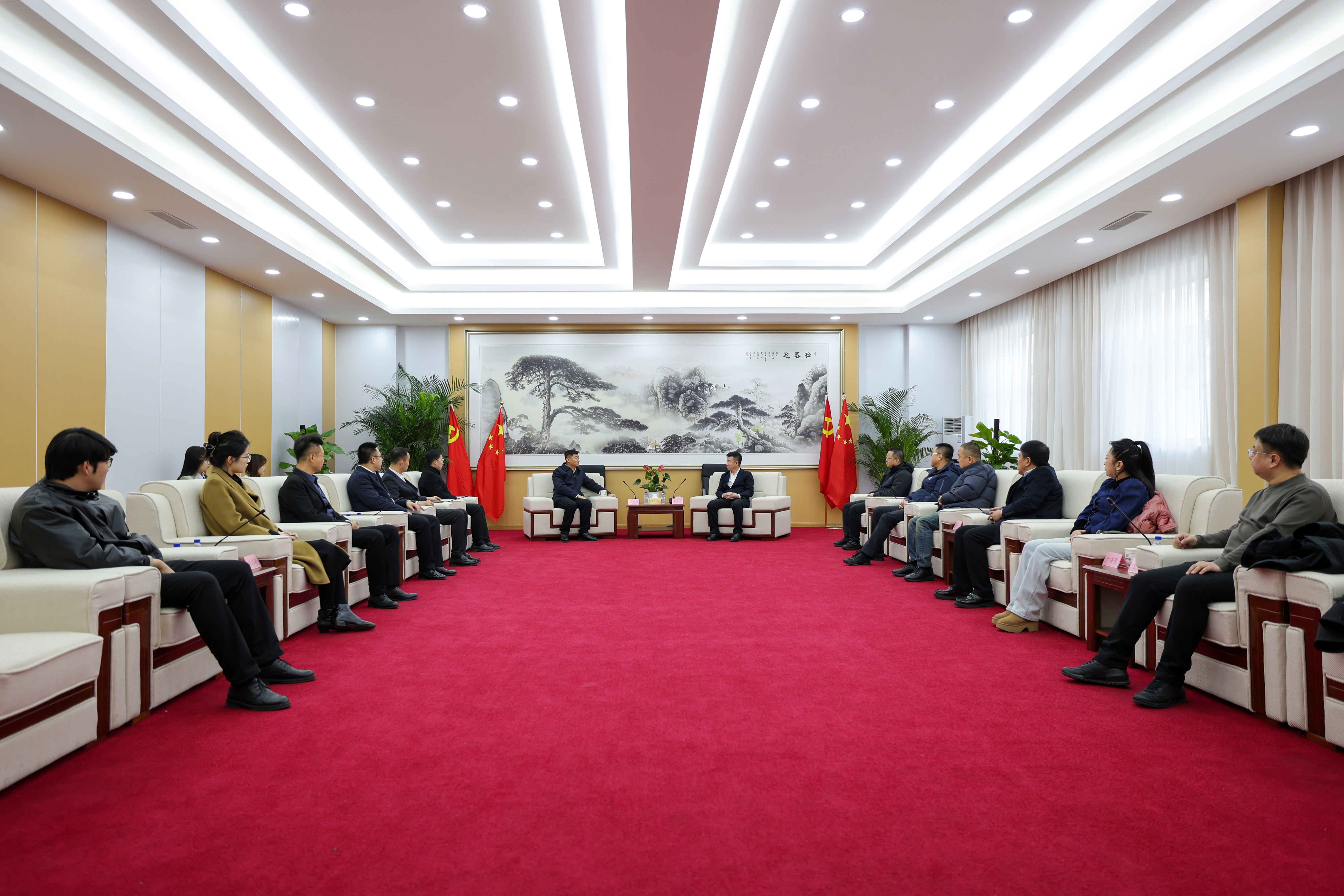 王文亮與湯原縣委書記楊宏志會(huì)談，湯原縣縣委常委、常務(wù)副縣長孫群，集團(tuán)總經(jīng)理蘇德庫參加會(huì)談